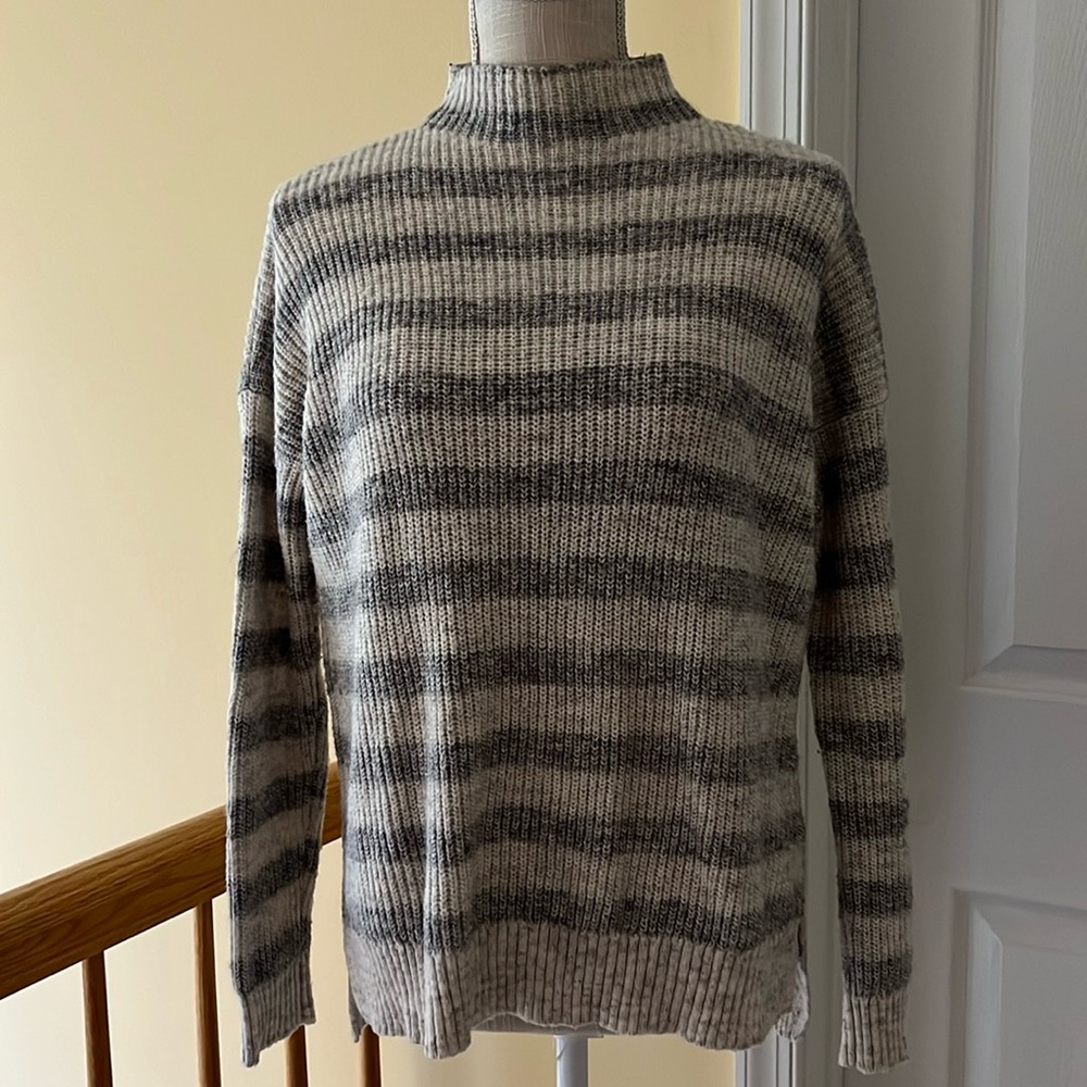 American Eagle Outfitters Grey/White striped sweater, size M